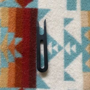 Black Triangle Divot Tool